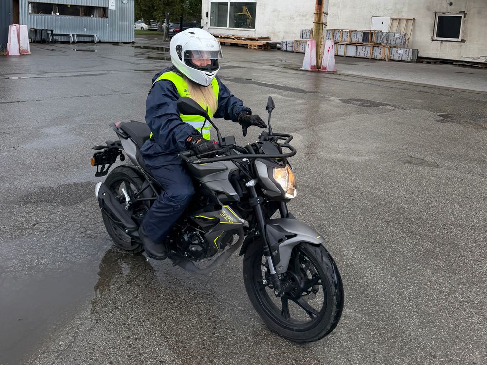 Õpilane sõidab Benelli BN 125 mootorrattaga A1-kategooria sõidutunnis