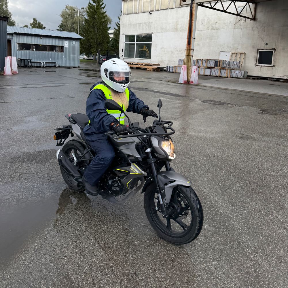Õpilane sõidab Benelli BN 125 mootorrattaga A1-kategooria sõidutunnis